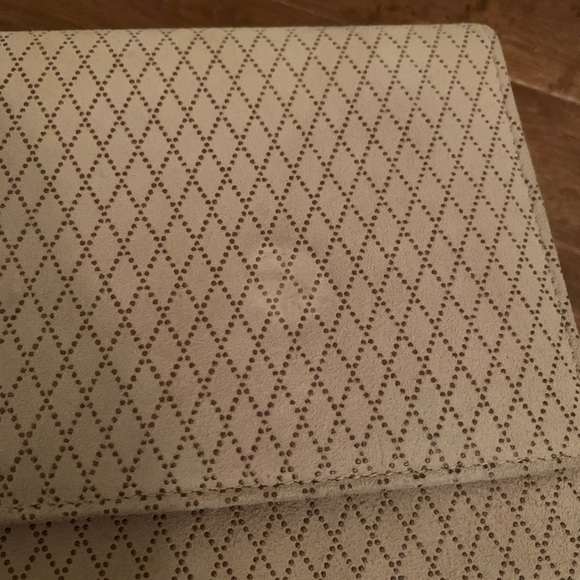 BROWNS soft beige purse with brown thin diamond cross pattern - Picture 8 of 8